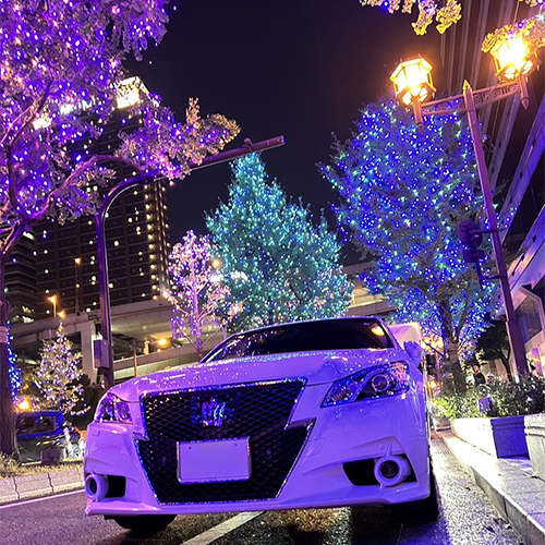 夜間ドライブ中の愛車の写真